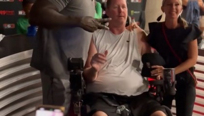 pg模拟器在线进入-严重车祸导致瘫痪！“大竹竿”布拉德利的一双小腿已截肢