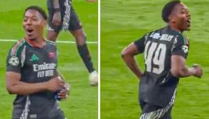 小孩哥搞事斯凯利朝皇马球迷喊vamos+喷水，球迷猛竖中指