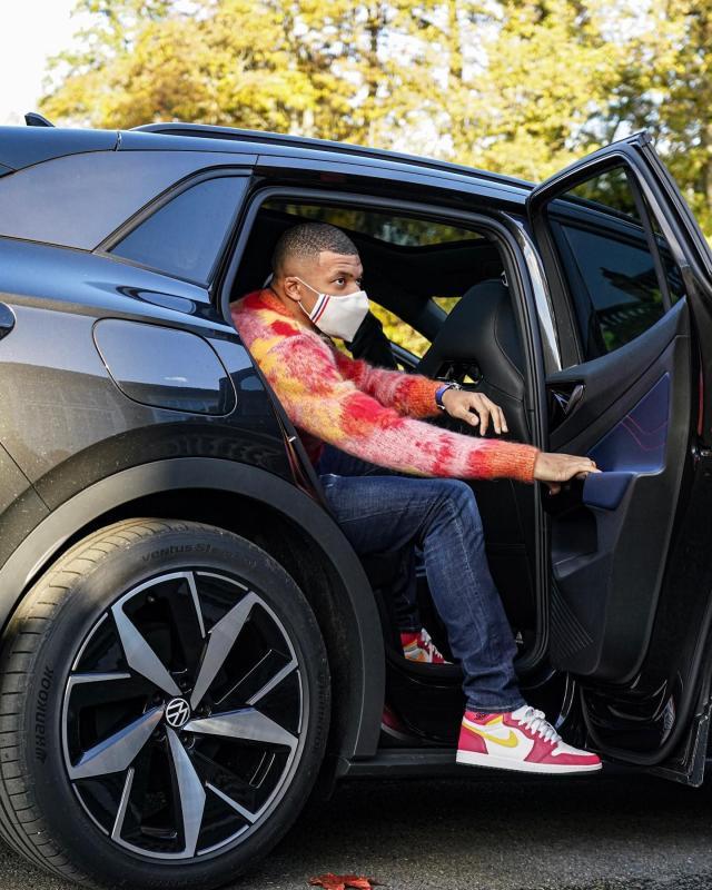 1646380456430084762.jpg k.mbappe_carro.jpg